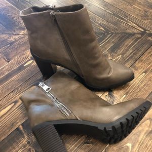Mossimo size 11 booties - adorable zipper details